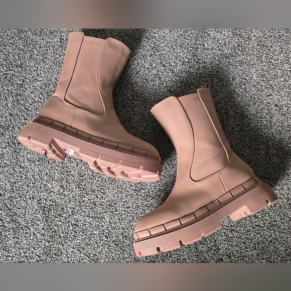 Forever 21 Shoes - Forever 21 Unilady Boots Rubber Lug-Sole Chelsea Booties Tan Size 6.5 NWOB